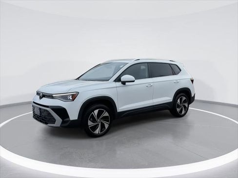 Used 2025 Volkswagen Taos SE image 4