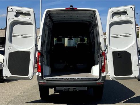 Used 2024 Mercedes-Benz Sprinter 2500 image 3