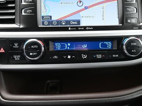 Used 2016 Toyota Highlander XLE image 16