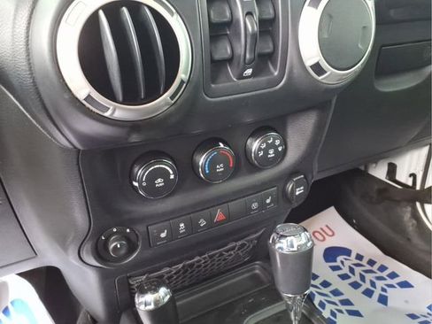 Used 2016 Jeep Wrangler Unlimited Sahara w/ Connectivity Group image 18