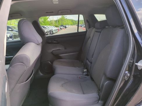 Used 2022 Toyota Highlander LE FWD image 14