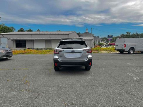Used 2022 Subaru Outback Premium image 6