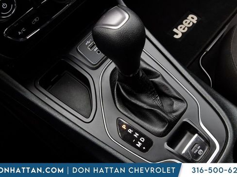 Used 2019 Jeep Cherokee Latitude w/ Popular Appearance Group FWD image 9