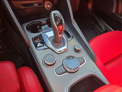 Used 2024 Alfa Romeo Giulia Veloce image 32