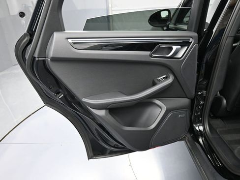 Certified 2022 Porsche Macan image 22