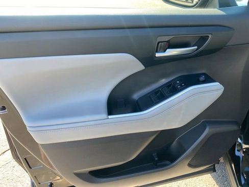 Used 2024 Toyota Highlander XLE image 14