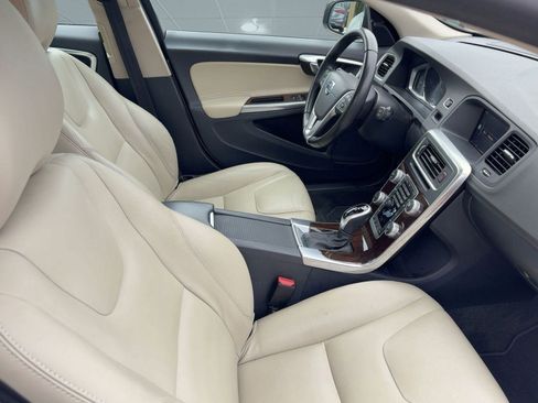Used 2017 Volvo V60 T5 Premier w/ Convenience Package image 30