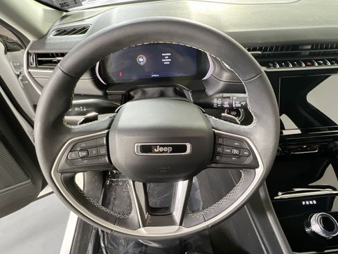 Used 2023 Jeep Grand Cherokee Laredo AWD/4WD image 11