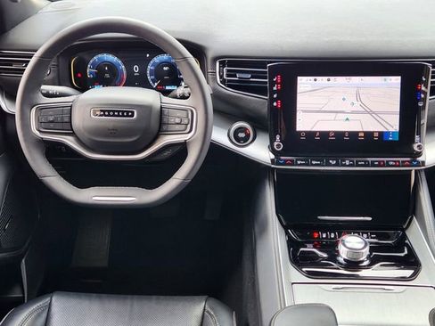 Used 2025 Jeep Wagoneer 4WD image 25