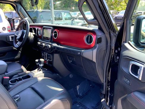 Used 2023 Jeep Wrangler Unlimited Rubicon w/ Cold Weather Group AWD/4WD image 14