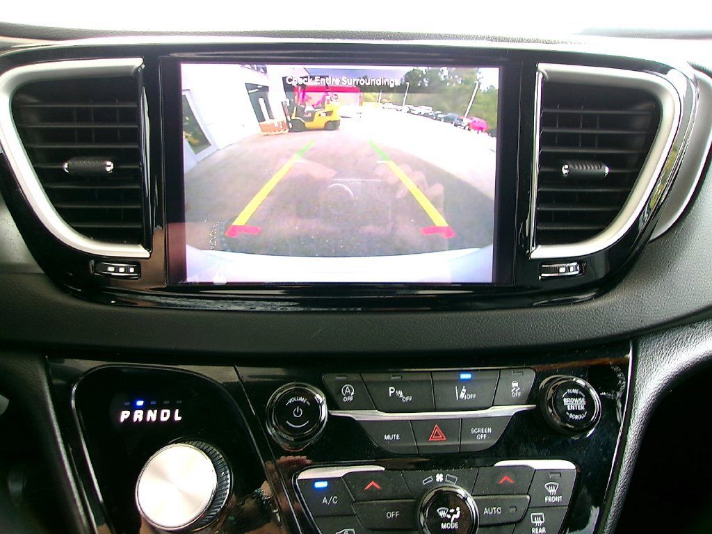 Used 2024 Chrysler Pacifica Limited FWD image 12