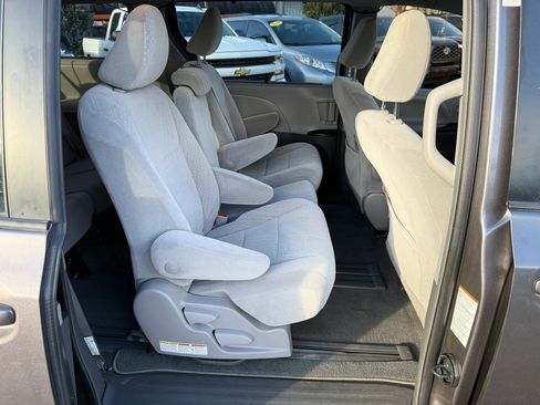 Used 2018 Toyota Sienna LE FWD image 18
