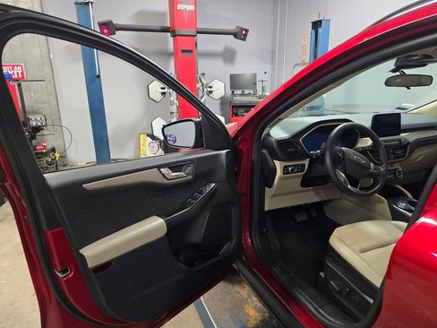 Used 2020 Ford Escape SE Sport image 9