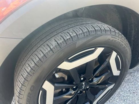 Used 2024 Kia Telluride EX w/ EX Captain's Chair Package FWD image 4