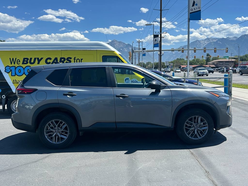 Used 2024 Nissan Rogue S AWD/4WD image 2