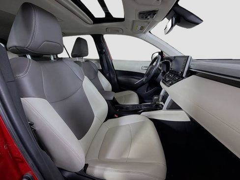 Used 2022 Toyota Corolla Cross XLE w/ Convenience Package FWD image 31