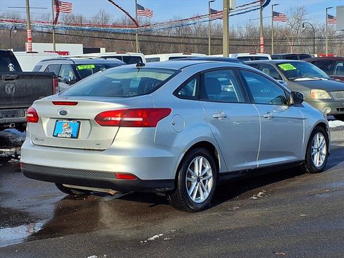Used 2017 Ford Focus SE image 2