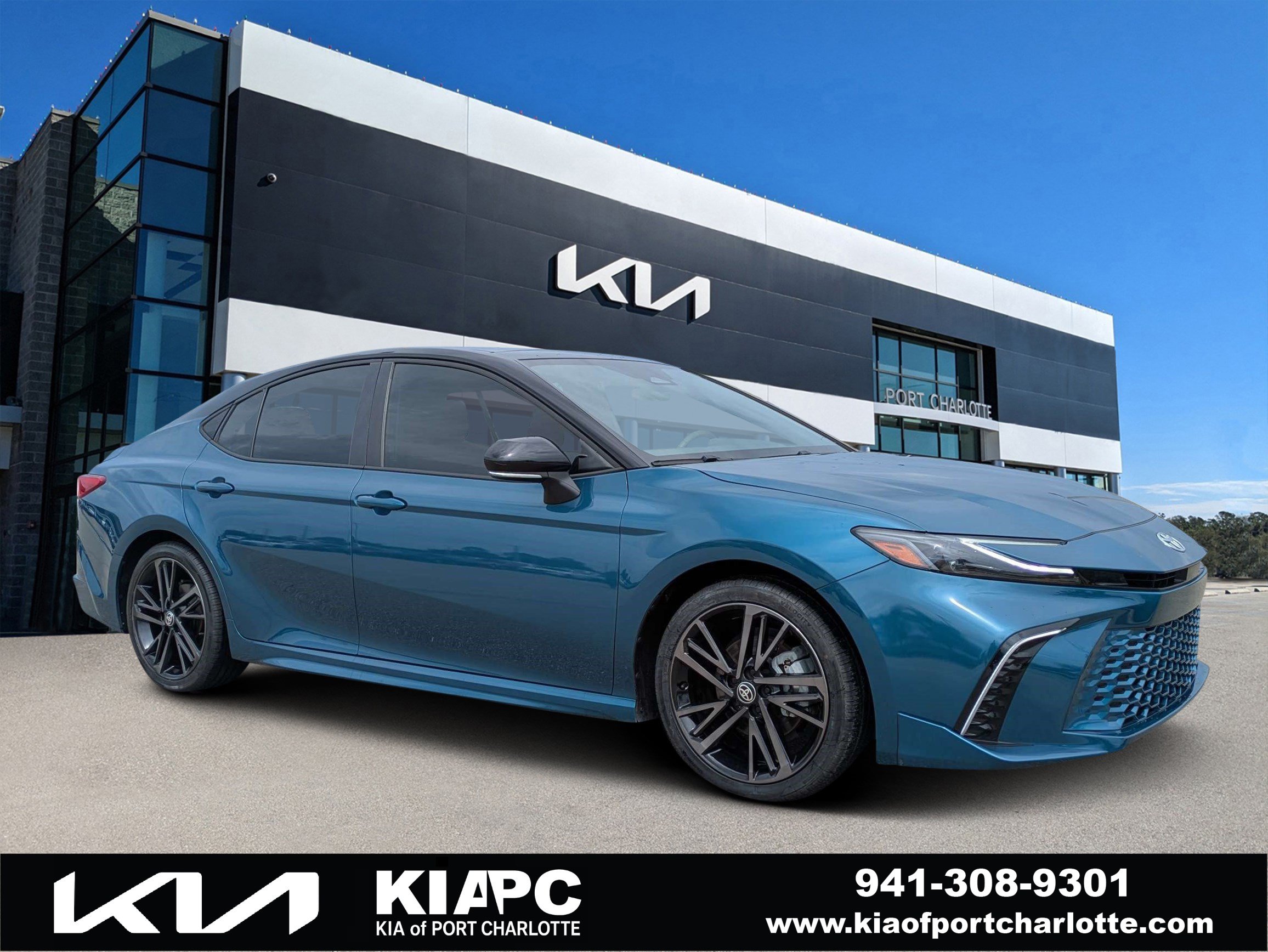 Used 2025 Toyota Camry XSE FWD image 1
