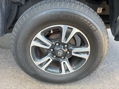 Used 2016 Toyota Tacoma TRD Sport image 6