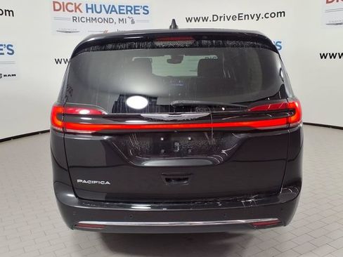 Used 2023 Chrysler Pacifica Touring-L FWD image 5