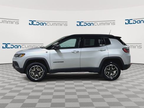 Used 2025 Jeep Compass Trailhawk AWD/4WD image 6