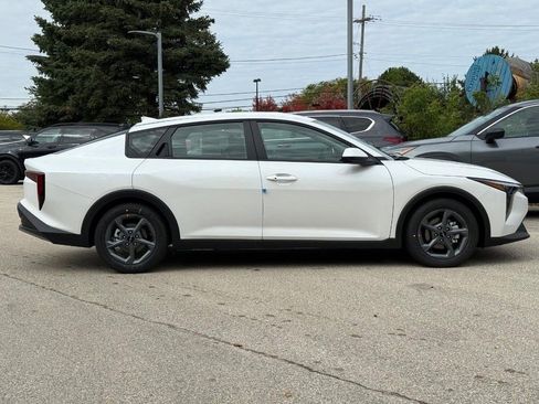 New 2025 Kia K4 LXS image 2