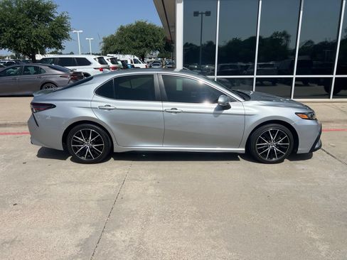 Used 2024 Toyota Camry SE FWD image 5