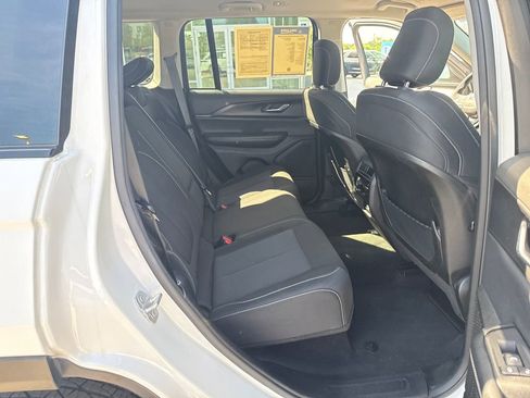 Used 2024 Jeep Grand Cherokee Laredo image 32