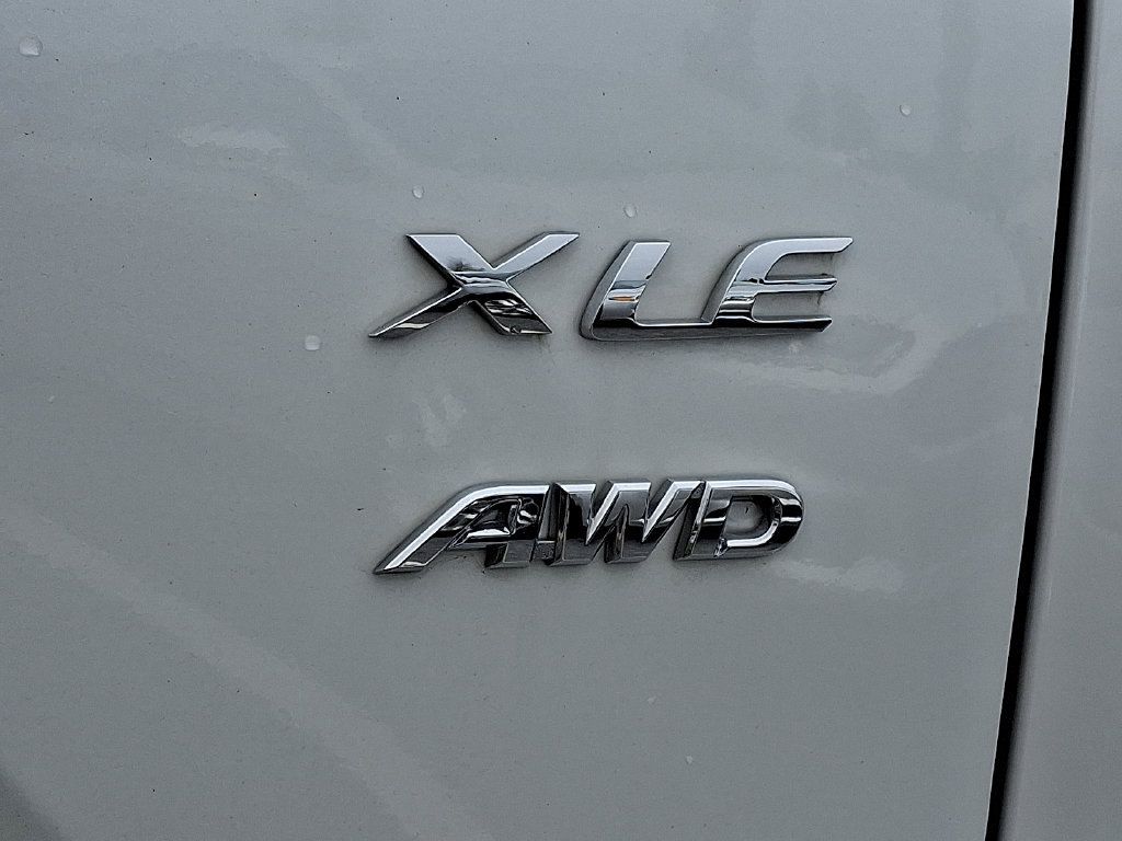 Used 2023 Toyota Corolla Cross XLE w/ Convenience Package AWD/4WD image 10