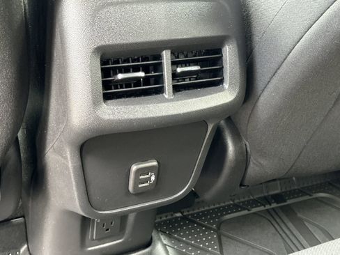 Used 2023 Chevrolet Equinox LT image 11