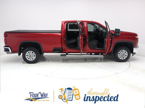 Used 2021 Chevrolet Silverado 2500 LT w/ Convenience Package AWD/4WD image 3