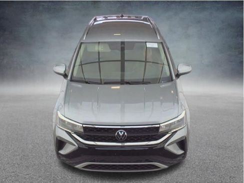Used 2024 Volkswagen Taos SE FWD image 2