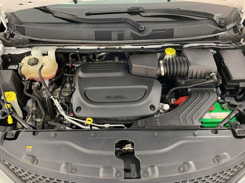 Used 2022 Chrysler Voyager LX image 10