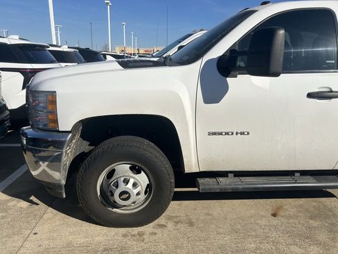Used 2021 Chevrolet Suburban Z71 w/ Luxury Package image 2
