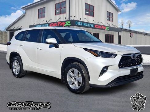 Used 2023 Toyota Highlander LE image 1
