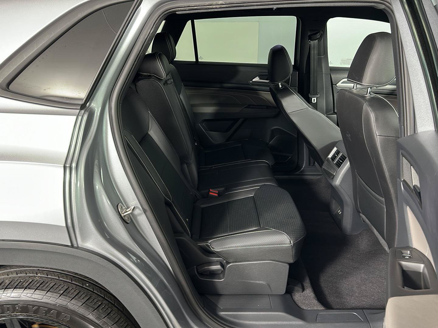 Used 2023 Volkswagen Atlas Cross Sport SEL R-Line AWD/4WD image 36