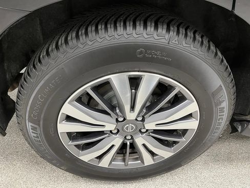 Used 2019 Nissan Pathfinder SL AWD/4WD image 17