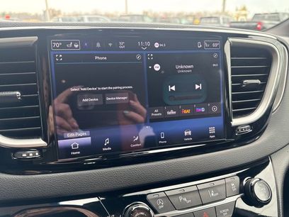 Used 2025 Chrysler Pacifica Select