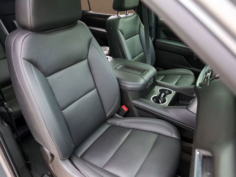 Used 2023 Chevrolet Suburban Z71 w/ Luxury Package AWD/4WD image 33
