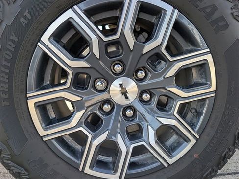 Used 2024 Chevrolet Colorado Z71 w/ Z71 Convenience Package 2 image 5