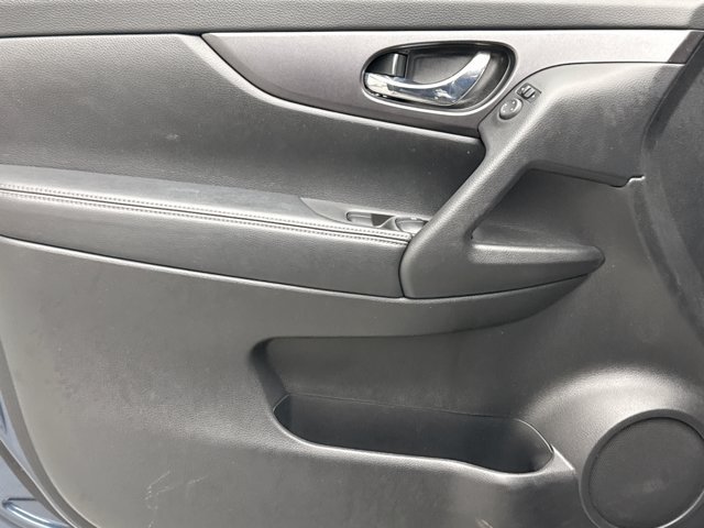 Used 2016 Nissan Rogue SV w/ SV Premium Package FWD image 9