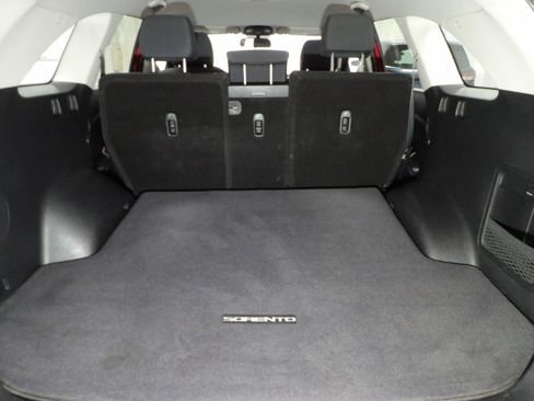 Used 2017 Kia Sorento LX Sport Utility 4D image 8