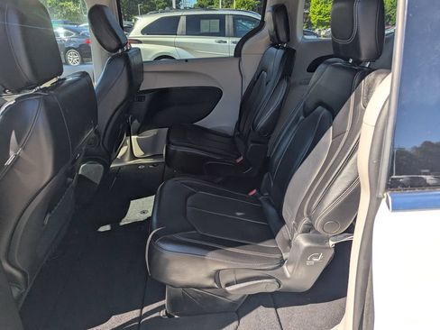 Used 2023 Chrysler Pacifica Touring-L FWD image 17