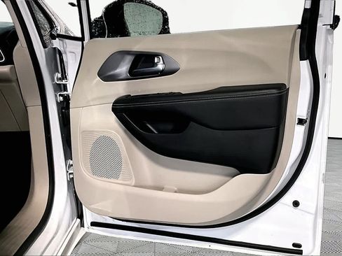 Used 2024 Chrysler Pacifica Touring-L FWD image 23