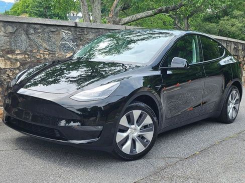 Used 2024 Tesla Model Y Long Range AWD/4WD image 2