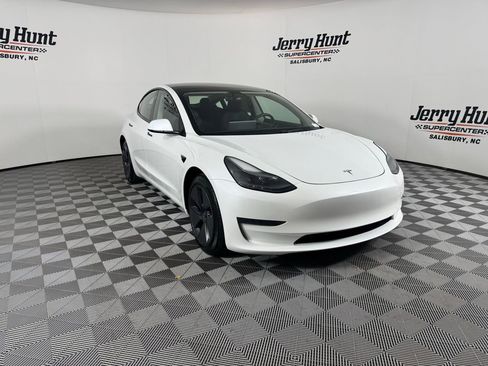 Used 2023 Tesla Model 3 Standard Range image 4