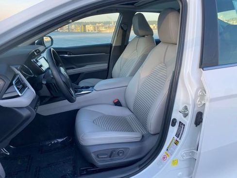 Used 2018 Toyota Camry SE w/ Moonroof Package FWD image 14