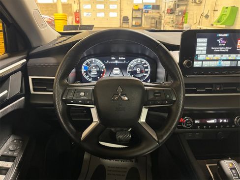 Used 2023 Mitsubishi Outlander SE image 15