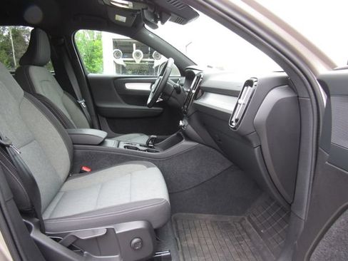 Used 2024 Volvo XC40 B5 Core AWD/4WD image 18