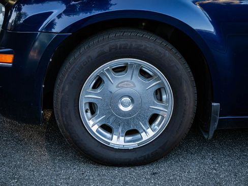 Used 2005 Chrysler 300 Touring image 11